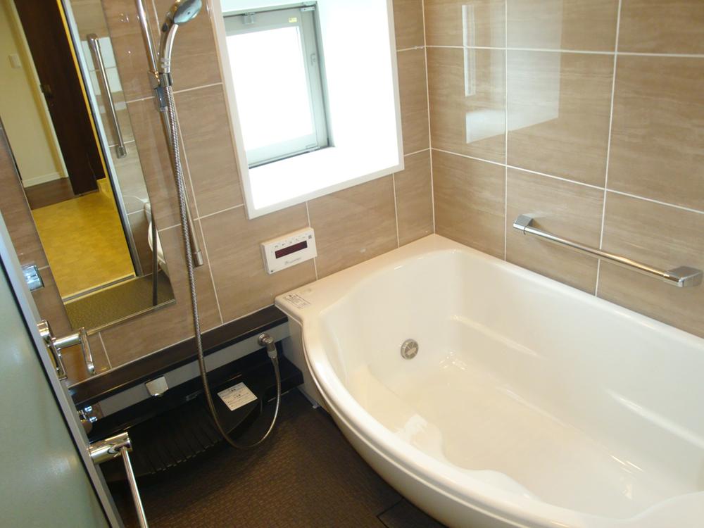 Bathroom. Indoor (June 2013) Shooting 1618 size bathroom of the mist with a sauna There is also a window.