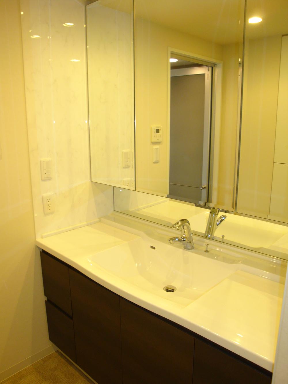 Wash basin, toilet. Indoor (June 2013) Shooting