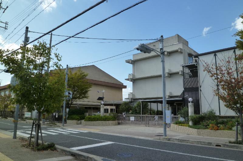 Primary school. 80m until Takagi Small
