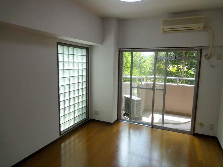 Living. It is a bright living in the southeast angle. In addition to the window exudes a glass block is good atmosphere.