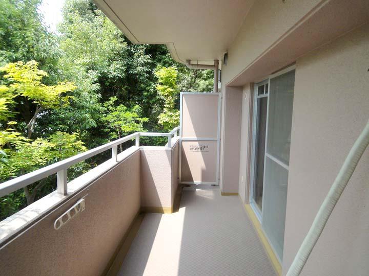 Balcony. Green can be enjoyed through the four seasons from the balcony. Although there is on the first floor dwelling unit, It has become a height of about about 3 Kaibun, Also offers peace of mind in the crime prevention surface