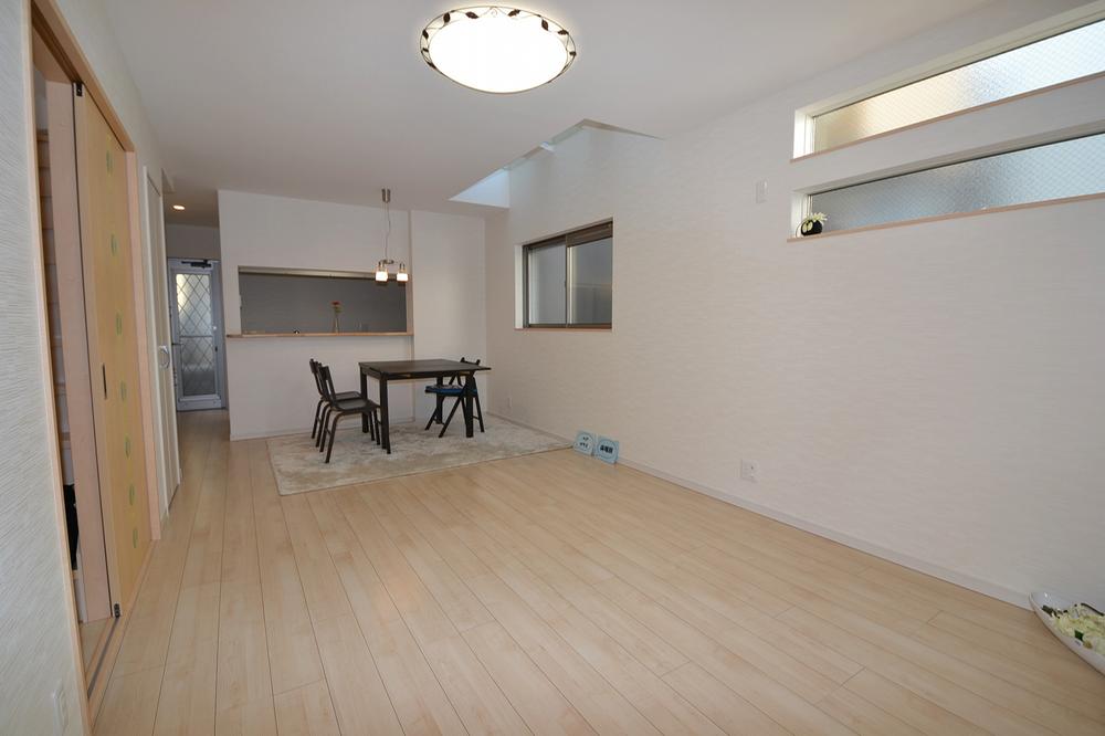 Living. Osaka Gas floor heating (nook), Radiant heating equipment to warm from the foot by circulating hot water under the floor. It is safe for small children because it does not pollute the indoor Unlike such as a fan heater.