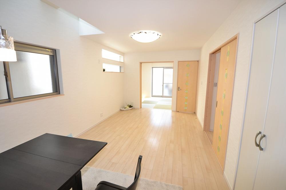 Living. Osaka Gas floor heating (nook), Radiant heating equipment to warm from the foot by circulating hot water under the floor. It is safe for small children because it does not pollute the indoor Unlike such as a fan heater.