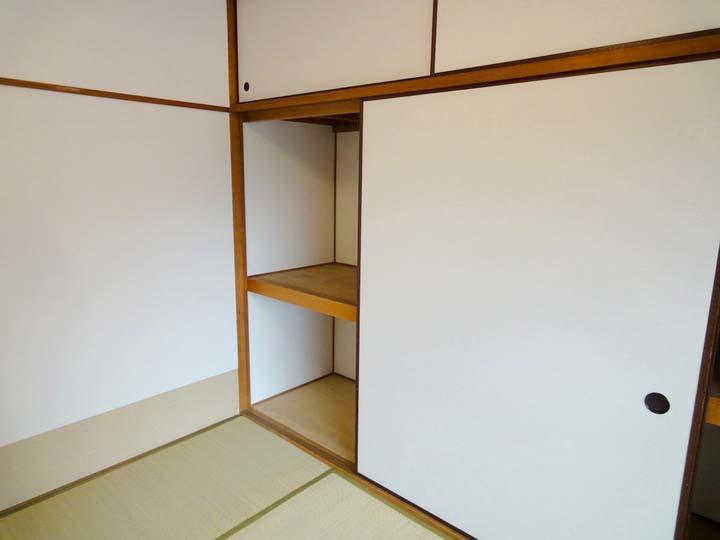 Non-living room. You can large amount of storage, such as widely futon storage of Japanese-style room