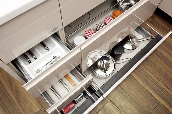 Kitchen.  [All slide storage] Easy to see all the way into the thing, And convenient slide storage. It opened and closed with a light force, It is software with close function to close slowly quiet ※ Except heating equipment next to a small drawer (same specifications)
