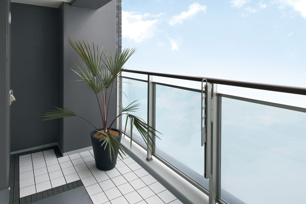 balcony ・ terrace ・ Private garden.  [Glass railing] Balconies, Adopt a glass handrail of Frost tone to provide a modern impression. Reduce the feeling of pressure to the inside of the room, To produce a comfortable living with a sense of open ( ※ )