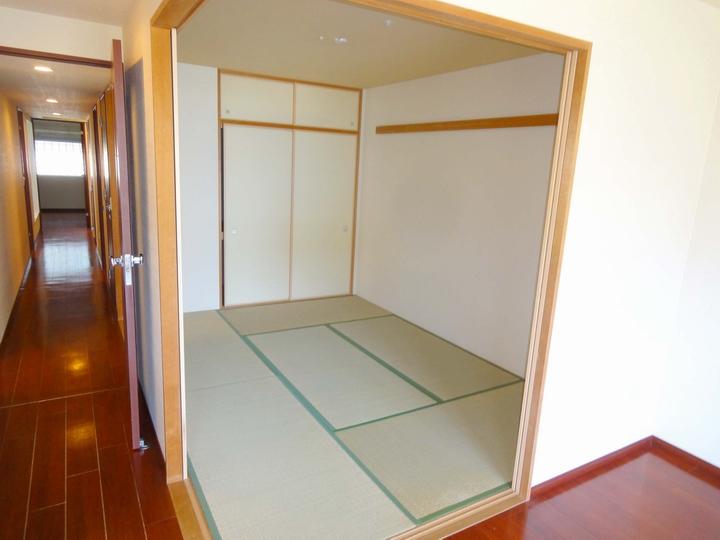 Non-living room. The second living, Is a 6-tatami Japanese-style room able to use your in room.