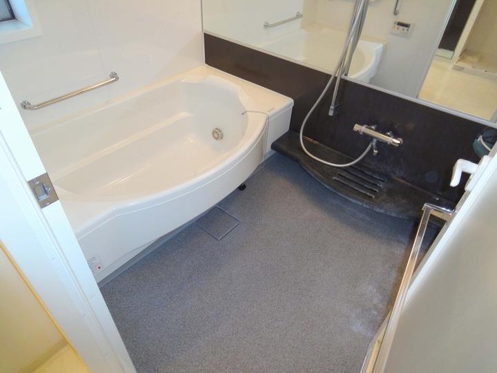 Bathroom. Size is spacious with 1620, Washing place is also spread. It has adopted a high-insulation thermos tub.