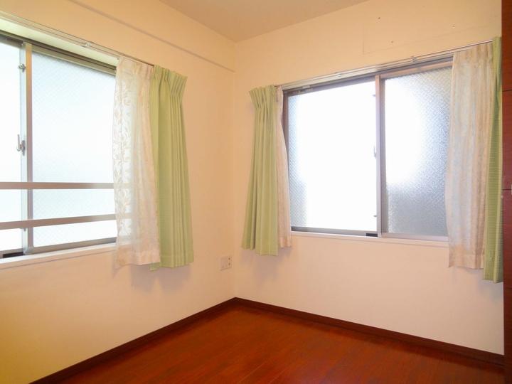 Non-living room. Yang per in the southwest angle room ・ Ventilation is good