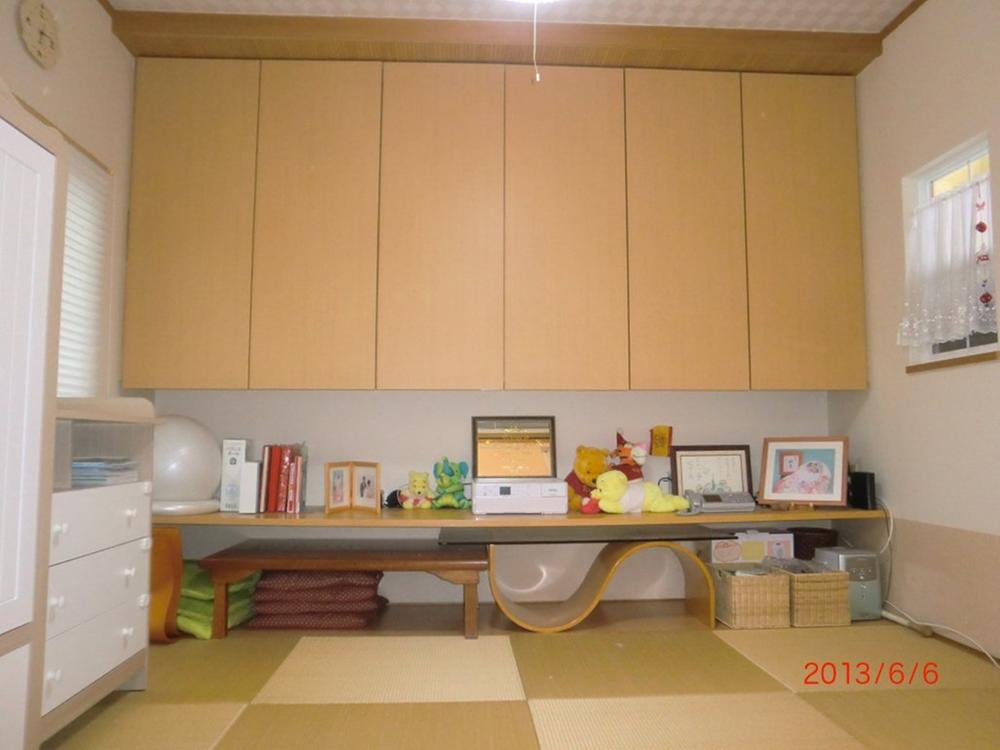 Non-living room. Japanese-style room Ryukyu tatami ・ Storage capacity a hanging cupboard (some shelves)