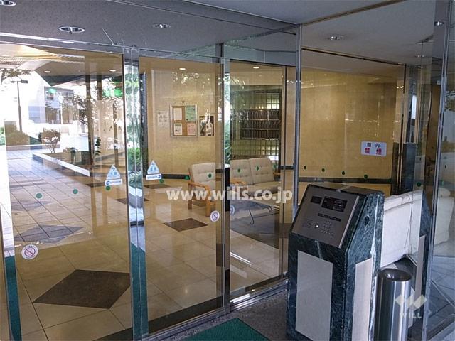 Entrance. Entrance is with auto-lock. The entrance hall there is a discourse space.