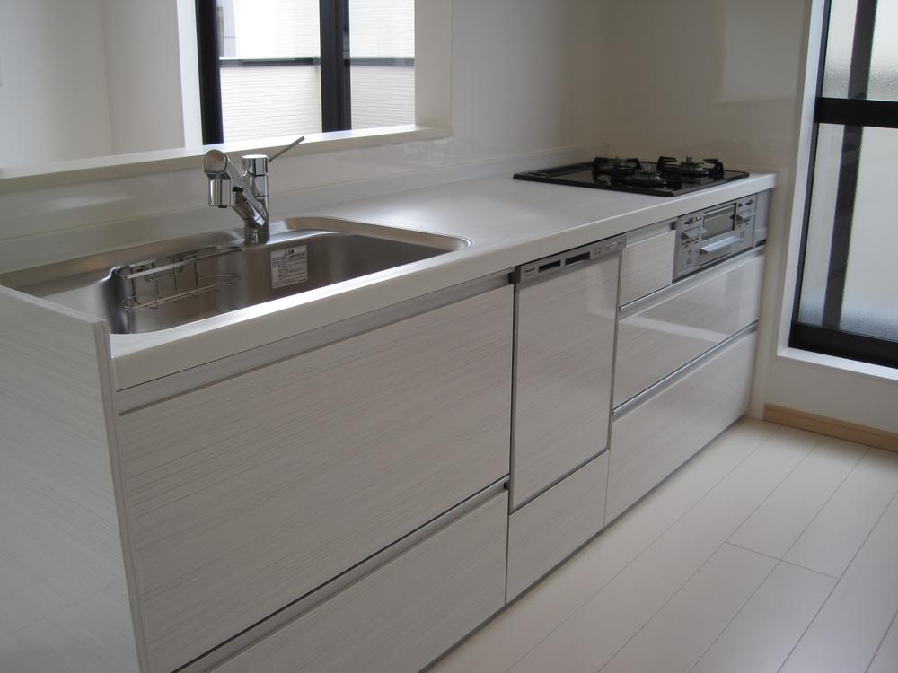 Model house photo. White kitchen with a clean feeling that matches the interior has been enhanced features! 