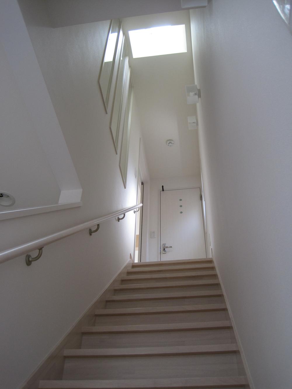 Model house photo. Because there is a skylight on the stairs for us and escorted to the second floor in the gentle light ▼
