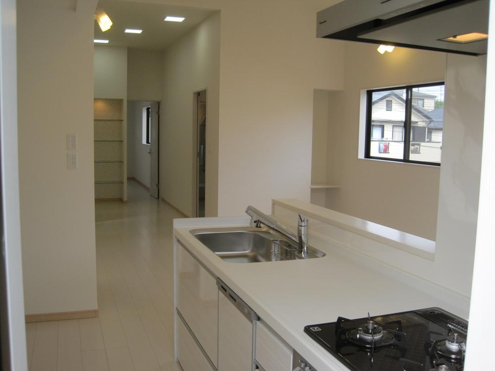 Model house photo. Because it is face-to-face kitchen, You can housework while conversing with family. 