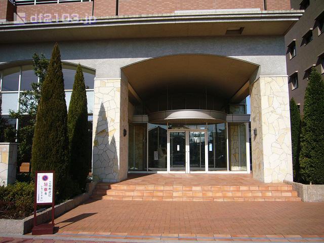 Local appearance photo. Local (February 2010) Shooting, Face to greet the resident list guest ・ Entrance is a masterpiece