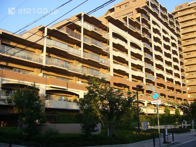 Local appearance photo. Local (February 2010) Shooting, It is a large apartment of the total number of units 337 units.