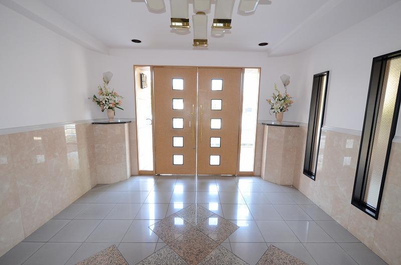 Entrance. Common areas