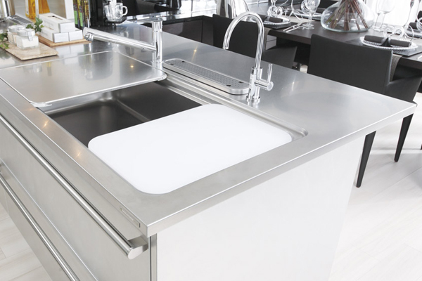 Kitchen.  [2D sink] It was set the cooking plate and cutting board plate to a wide sink, It is a sink of the excellent two-stage rib structure in usability. Work top, It is possible to select a flat depth 750mm or 1050mm, To achieve comfort some working space ( ※ )
