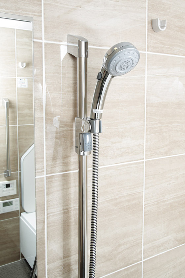 Bathing-wash room.  [Sliding shower bar] By raising and lowering the hanger part, Sliding shower bar to be changed freely the height and angle have been installed (same specifications)