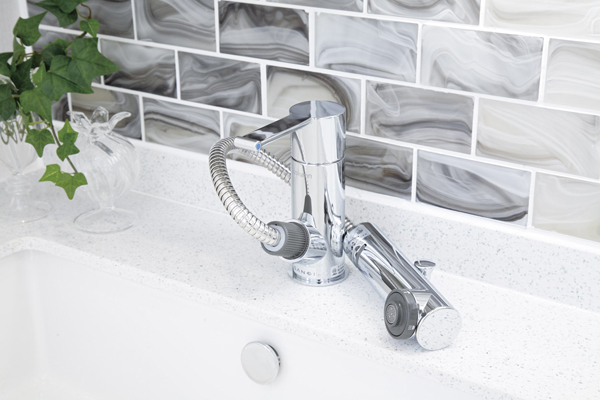 Bathing-wash room.  [Single lever shower faucet] Hot water with one-touch operation ・ It can be switched of water, It is a hand shower faucet single lever (same specifications)