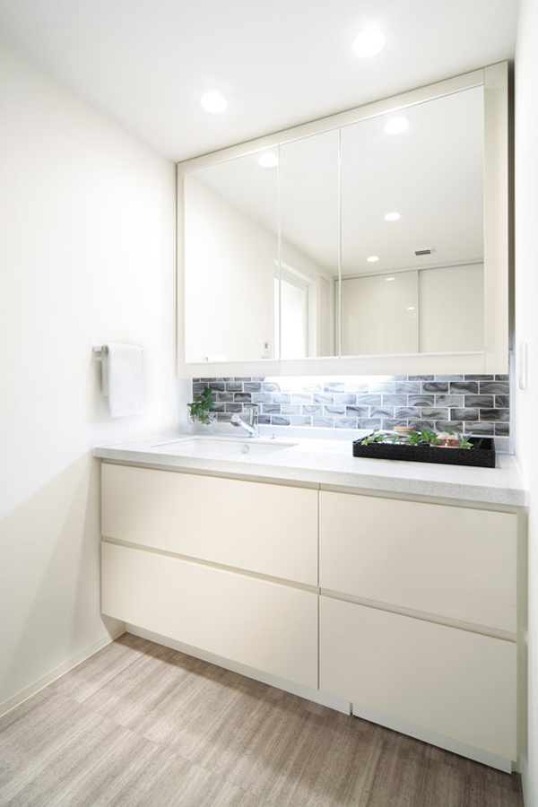 Bathing-wash room.  [bathroom] Adopt the artificial stone countertops using 93% of the crystal. It is a good design and easy to use to offset the wash bowl. The large three-sided mirror back, Storage space come in handy to organize, such as cosmetics have been secured ( ※ )