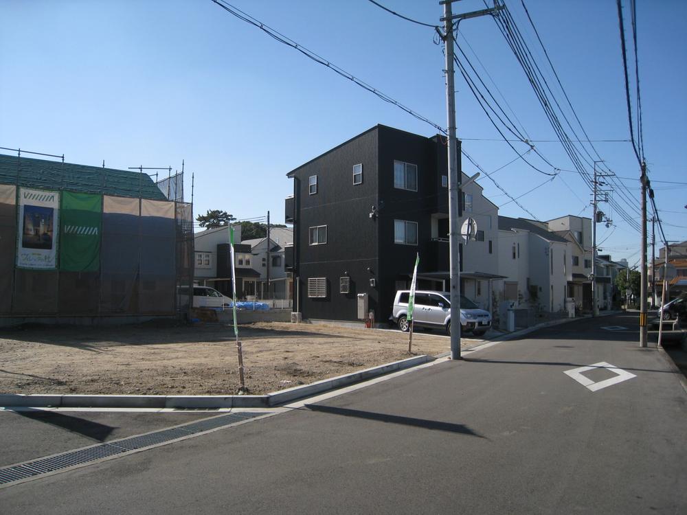 Local photos, including front road. H25.4 currently sunny corner lot ・ There is a south-facing No. land Local guidance, please call feel free to