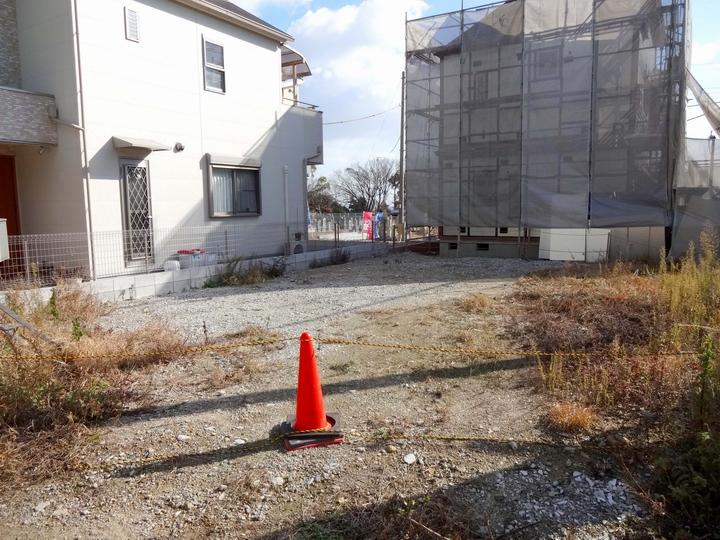 Local land photo. West road about 5.0m, Facing the north side road about 7.9m. 