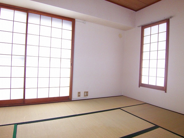 Living and room. It can be rumbling in the Japanese-style room