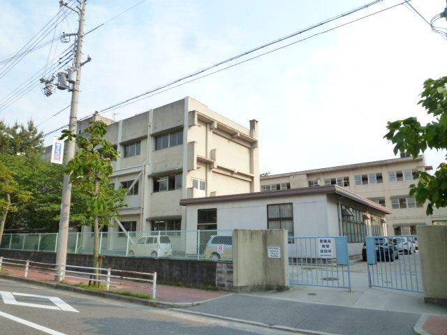 Junior high school. 1086m to Nishinomiya Municipal Naruo junior high school (junior high school)