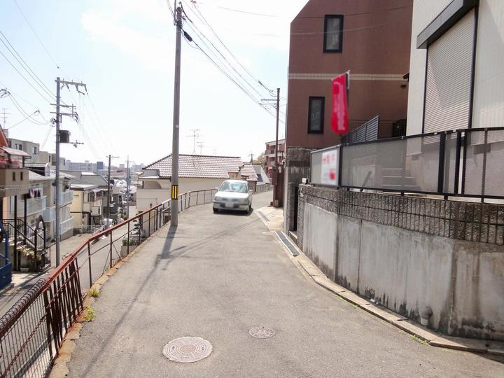 Local photos, including front road. Front road is about east on public roads 7.7m ・ Clean the north side about 12m