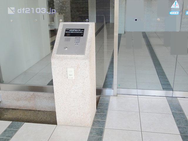 Entrance. Is, of course, auto-lock