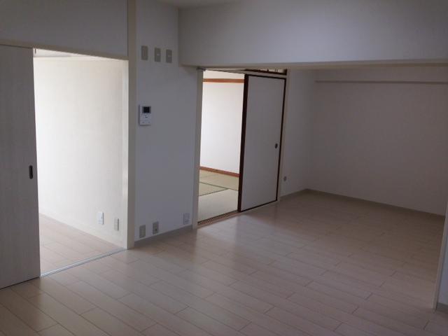 Living. White floor full of cleanliness