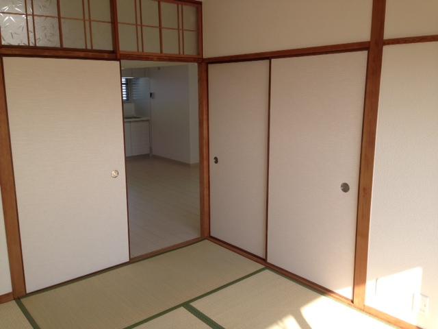 Non-living room. It is bright rooms of the start of the sun.
