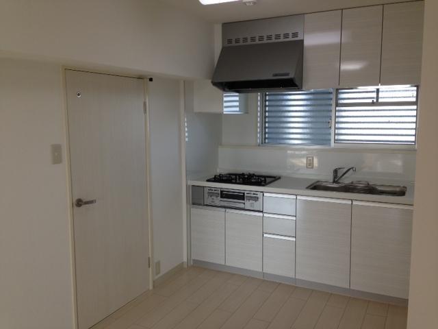 Kitchen. It is renovated a beautiful property. New life is How about in the town of life convenient