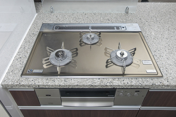 Kitchen.  [Glass top 3-burner stove] Stove with a variety of functions, Multiple cooking is possible at the same time for the three-necked. Grill is a Dutch oven corresponding (same specifications)