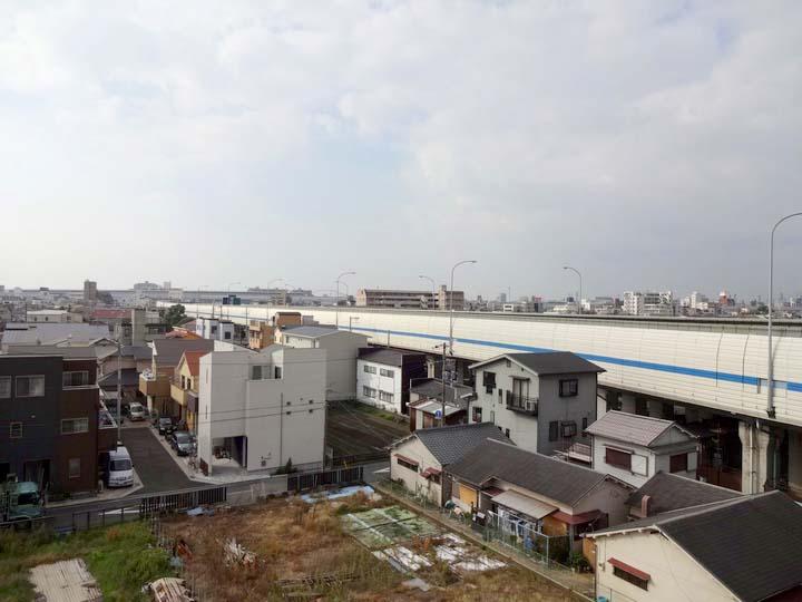 View photos from the dwelling unit. On the south side, There is a good feeling in without open buildings that block the sun