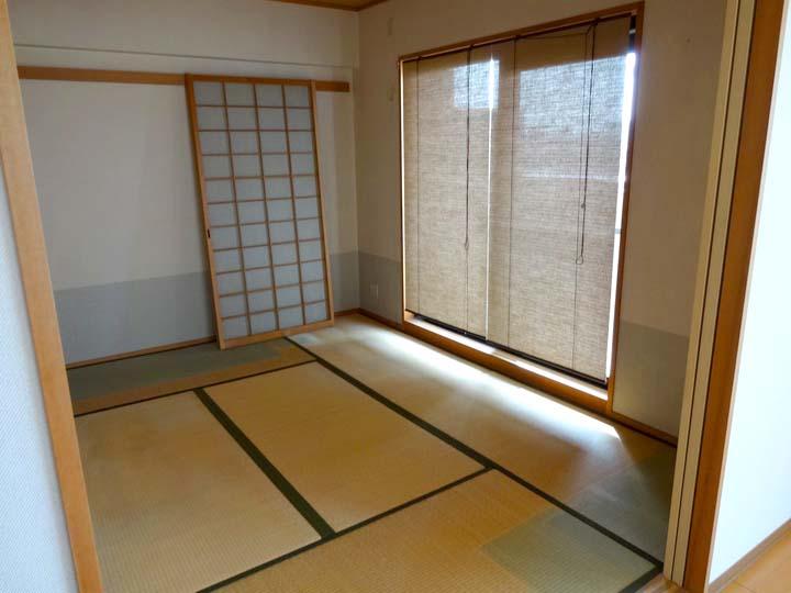 Non-living room. Very sunny Japanese-style room has been collocated with LDK, It is easy to use may be!