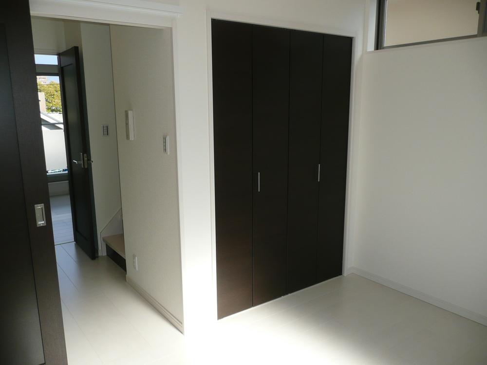 Non-living room. Indoor (11 May 2013) Shooting It puts the accent on white and dark color of the joinery.