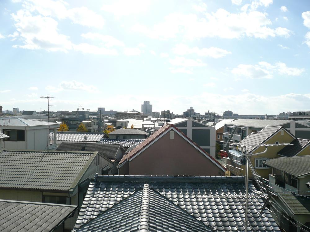 View photos from the dwelling unit. Local (11 May 2013) Shooting 360-degree views of the roof balcony