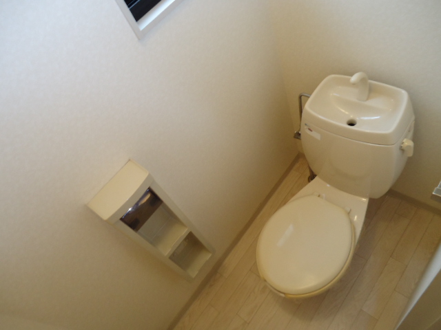 Toilet. Bright because with window, There is a feeling of cleanliness so and can also ventilation Note.