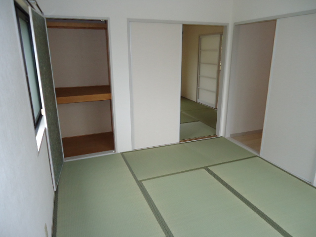 Living and room. 6 Pledge is a Japanese-style room.