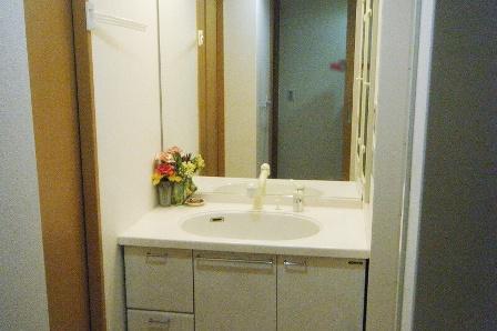 Wash basin, toilet. Washroom, Ensure the flow line of the kitchen
