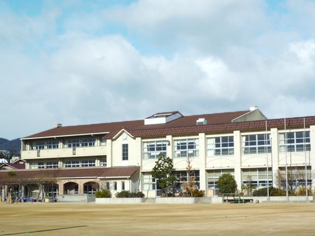 Primary school. Kinoehigashi 600m up to elementary school