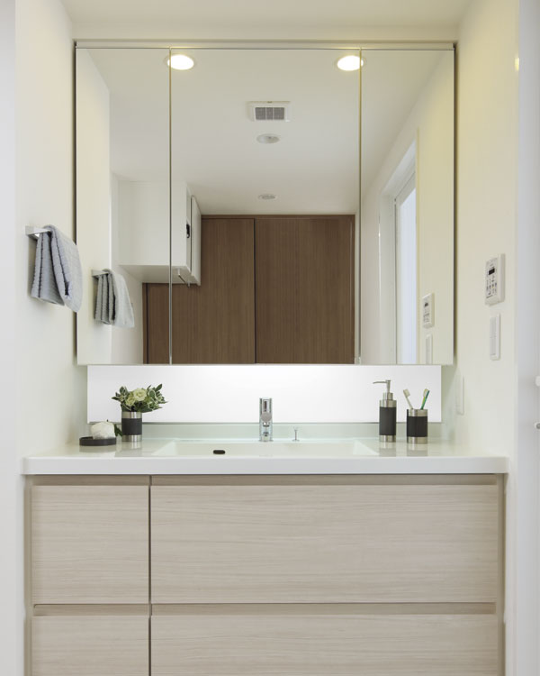 Bathing-wash room.  [Powder Room] Equipped with a convenient feature of the attention to detail, Adopted vanity hotels like. We clean kept in storage enhancement, such as three-sided mirror back storage and linen cabinet (E type model room)