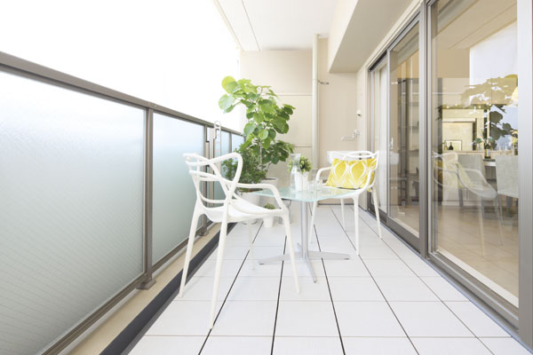 balcony ・ terrace ・ Private garden.  [balcony] Ensure a wide breadth with depth, Balcony to draw a refreshing scene. Enjoy tea time at a table set, Open-air space. A slop sink and waterproof outlet as standard equipment, You can take advantage of the multi-purpose (E type model room)
