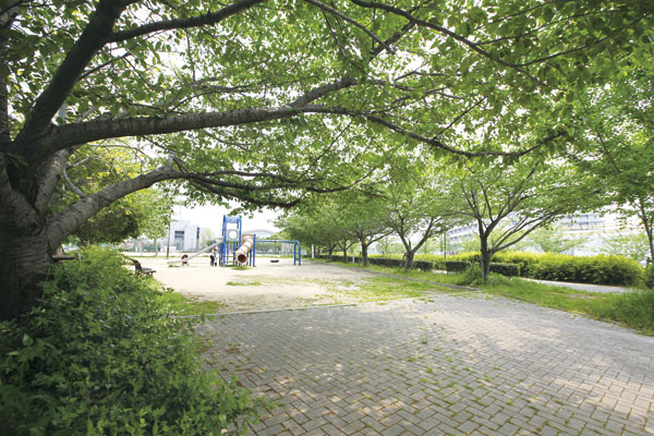 Surrounding environment. Vast "Tsumon Central Park" is in front of (a 1-minute walk ・ About 80m). In addition to "East Third park" and "Futaba park" such as the 6-minute walk four of the park (about 420m) in the. Lush and luxurious location