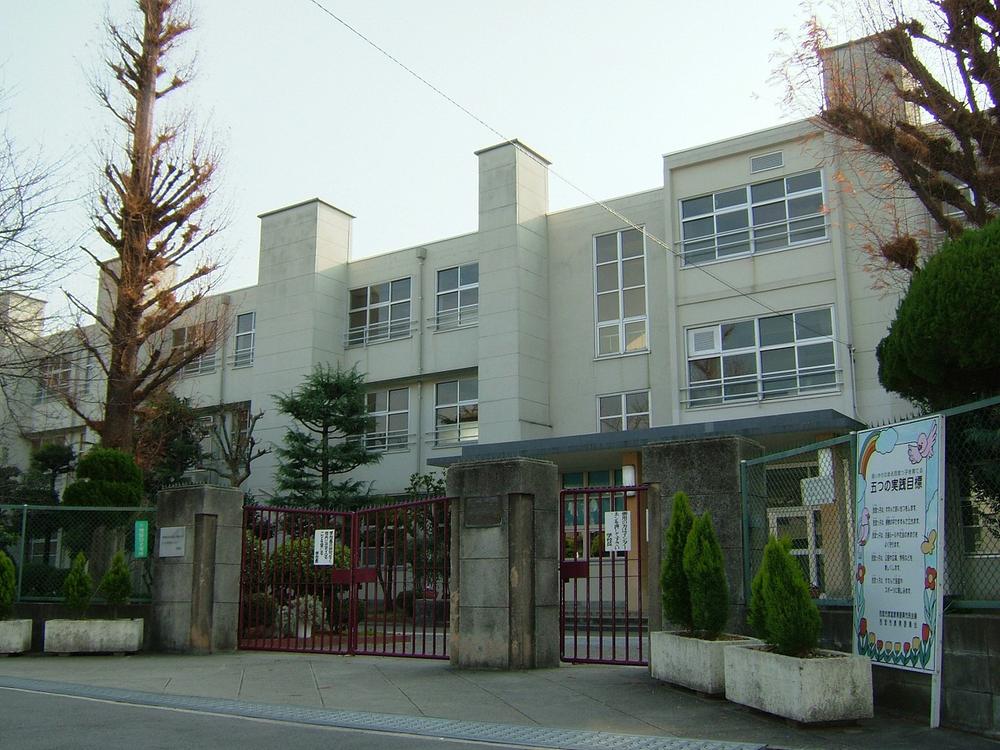 Junior high school. 710m to Nishinomiya Municipal Gakubun junior high school