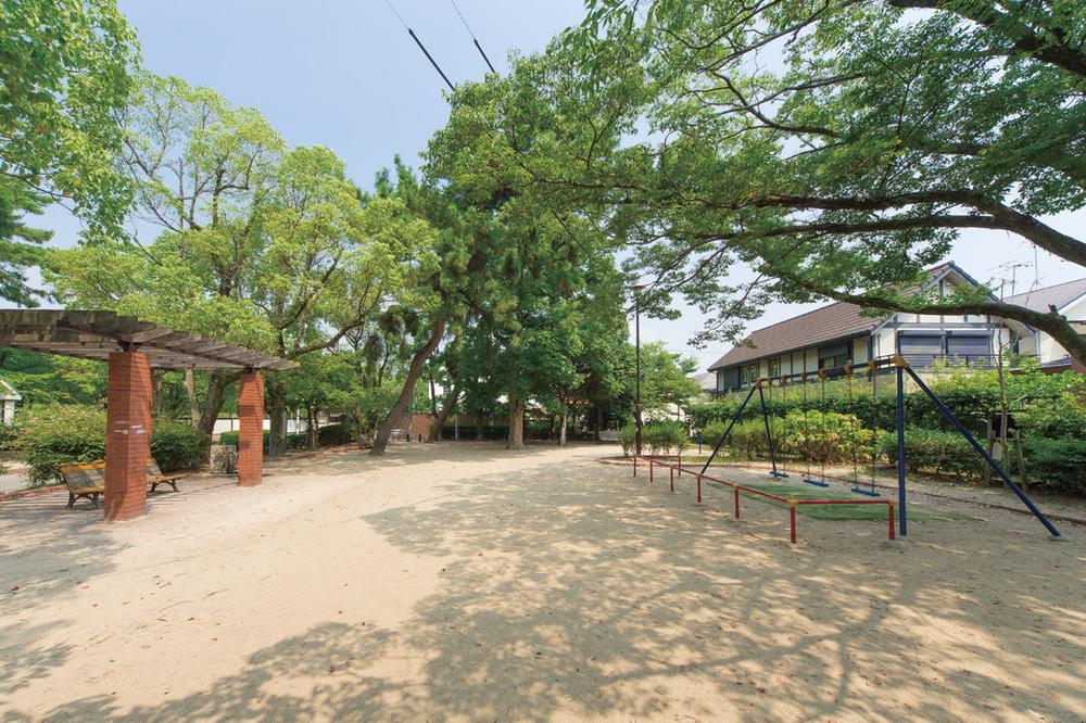 park. 80m just a 1-minute walk to Yamabata park. Suitable for children's play place