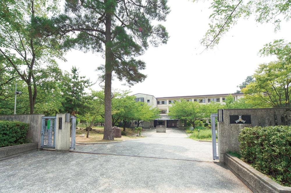 Junior high school. Nishinomiya Tatsukabuto Ling 420m 6-minute walk to the junior high school. Glad for children in if this distance commuting Ease