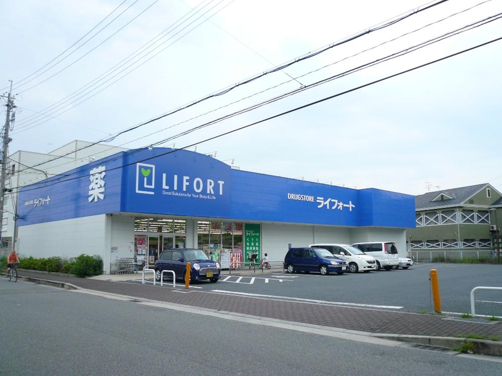 Drug store. Raifoto Yakushi 680m to shop